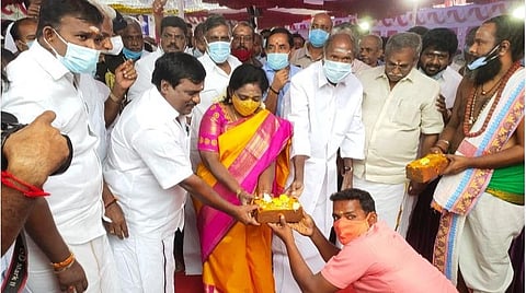 வில்லியனூர் ஆரியப்பாளையம் சங்கராபரணி ஆற்றின் கிழக்குக்கரை பக்கத்தில் ஆற்றின் குறுக்கே உயர்மட்ட மேம்பாலம் கட்டுவதற்கு அடிக்கல் நாட்டுகிறார் ஆளுநர் தமிழிசை.