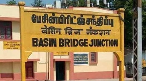 பேசின்பிரிட்ஜ் சந்திப்பு ரயில் நிலையத்தில் பயணிகளின் வாகனங்களை நிறுத்த முடியாமல் அவதி