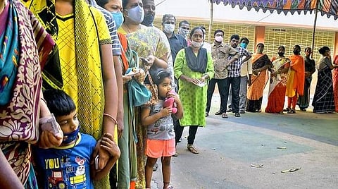 நகர்ப்புற உள்ளாட்சி தேர்தலில் வாக்களிக்க ஏதுவாக பிப்.19-ம் தேதி சம்பளத்துடன் கூடிய விடுப்பு: தொழிற்சாலைகள், நிறுவனங்களுக்கு அறிவுறுத்தல்