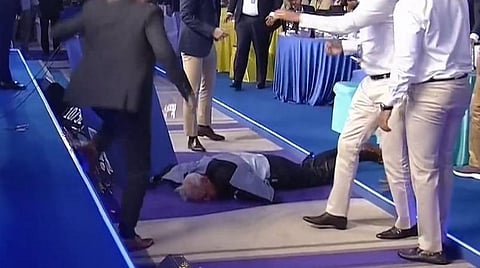 IPL Auction 2022 | ஏலத்தின் நடுவே மயங்கி விழுந்த ஹேமர்மேன் ஹக் எட்மீட்ஸ்!