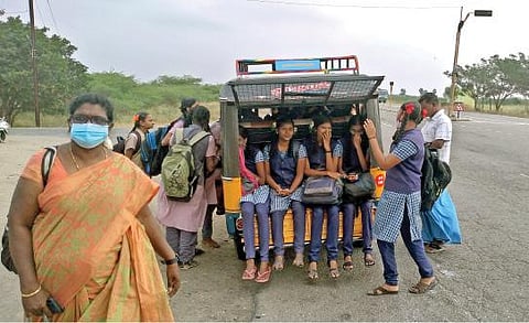 பந்தல்குடி அரசு பள்ளிக்கு ஆட்டோவில் செல்லும் மாணவிகள்.