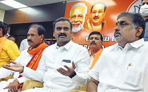 புதுச்சேரி பாஜக அலுவலகத்தில் செய்தியாளர்களைச் சந்தித்த மத்திய இணையமைச்சர் முருகன். உடன் மாநில உள்துறை அமைச்சர் நமச்சிவாயம், பாஜக மாநில தலைவர் சாமிநாதன் உள்ளிட்டோர். படம்: எம்.சாம்ராஜ்