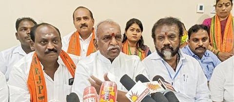 சிதம்பரத்தில் பாஜக முன்னாள் மத்திய அமைச்சர் பொன்.ராதாகிருஷ்ணன் பேட்டியளித்தார்.