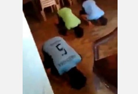 கர்நாடக மாநில அரசு தொடக்கப் பள்ளி வகுப்பறையில் தொழுகை நடத்திய மாணவர்கள்: அறிக்கை தாக்கல் செய்ய அதிகாரிகளுக்கு உத்தரவு