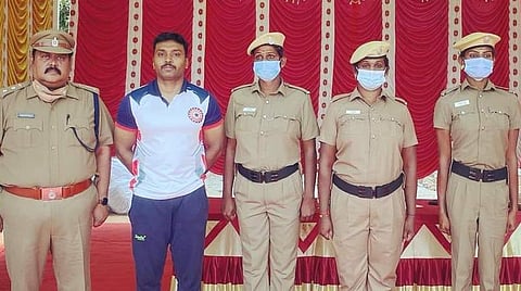 படம் விளக்கம் :
இரண்டு வார பயிற்சி முடிந்து, கோவை மாவட்ட ஊர்க்காவல் படையில் சேர்க்கப்பட்ட மூன்றாம் பாலினத்தைச் சேர்்ந்த மூன்று பேர், மாவட்ட காவல் கண்காணிப்பாளர் செல்வநாகரத்தினத்தை (சாதாரண உடையில் இருப்பவர்) சந்தித்து வாழ்த்து பெற்றனர்.