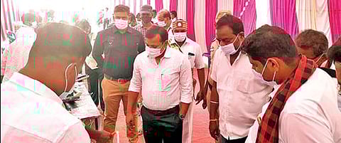 திருப்பத்தூர் நகராட்சி அலுவலகத்தில் வாக்குப்பதிவு இயந்திரங்களில் வேட்பாளர்களின் பெயர், சின்னம் பொருத்தும் பணிகளை நேற்று ஆய்வு செய்த ஆட்சியர் அமர் குஷ்வாஹா.