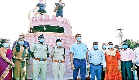 வேலூர் மாவட்ட எல்லையான கூத்தம்பாக்கத்துக்கு வந்த வீரமங்கை வேலு நாச்சியாரின் அலங்கார ஊர்திக்கு நேற்று மாவட்ட ஆட்சியர் குமாரவேல் பாண்டியன், டிஐஜி ஆனி விஜயா ஆகியோர் மலர் தூவி வரவேற்பு அளித்தனர்.