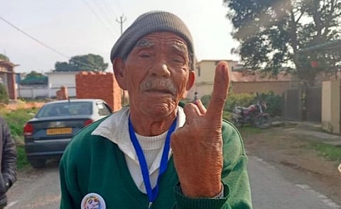 உத்தராகண்டில் கடும் குளிருக்கும் இடையே தனது ஜனநாயகக் கடமையாற்றிய முதியவர்.