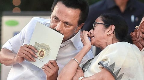 ஆளுநர்கள் விவகாரத்தில் எதிர்க்கட்சி முதல்வர்கள் சந்திப்புக் கூட்டம்: காங்கிரஸை அழைக்க மம்தா மறுப்பு