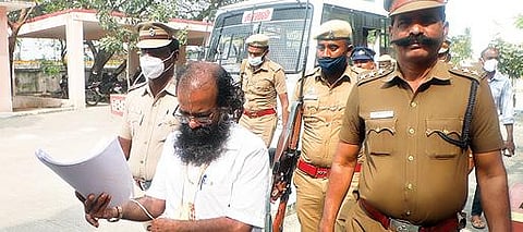 சிம்கார்டு வழக்கு விசாரணை தொடர்பாக, வேலூர் மத்திய சிறையில் இருந்து நீதிமன்றத்துக்கு அழைத்து வரப்பட்ட முருகன்.