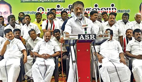 தூத்துக்குடியில் அதிமுக சார்பில் நடைபெற்ற பிரச்சார கூட்டத்தில் அக்கட்சியின் ஒருங்கிணைப்பாளர் ஓ.பன்னீர்செல்வம் பேசினார். படம்: என்.ராஜேஷ்