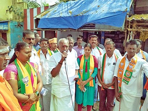 தென்காசியில் பாஜக வேட்பாளர்களை ஆதரித்து முன்னாள் மத்திய அமைச்சர் பொன் ராதாகிருஷ்ணன் பிரச்சாரம் செய்தார்.