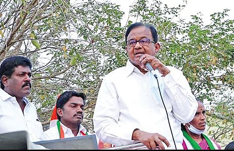 காரைக்குடி அருகே கண்டனூரில் திமுக கூட்டணி வேட்பாளர்களை ஆதரித்து பிரச்சாரம் செய்த முன்னாள் மத்திய அமைச்சர் ப.சிதம்பரம்.