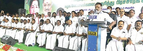 மதுரை மாநகராட்சி அதிமுக வேட்பாளர்களை ஆதரித்து பழங்காநத்தத்தில் நடந்த தேர்தல் பிரச்சாரப் பொதுக்கூட்டத்தில் பேசிய கட்சியின் ஒருங்கிணைப்பாளர் ஓ.பன்னீர்செல்வம். படம்: எஸ்.கிருஷ்ணமூர்த்தி