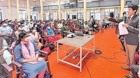 சென்னை மருத்துவக் கல்லூரியில் நேற்று முதலாமாண்டு எம்பிபிஎஸ் வகுப்புகளைத் தொடங்கிவைத்துப் பேசினார் சுகாதாரத் துறைச் செயலர் ஜெ.ராதாகிருஷ்ணன். இந்த நிகழ்ச்சியில் மருத்துவக் கல்வி இயக்குநர் நாராயணபாபு, மருத்துவமனை டீன் தேரணிராஜன் உள்ளிட்டோர் கலந்துகொண்டனர்.படம்: பு.க.பிரவீன்