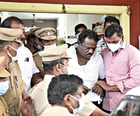 அதிமுக வேட்பாளர் கைதை கண்டித்து, அன்னதானப்பட்டி 4 ரோடு பகுதியில் சாலை மறியல் போராட்டத்தில் ஈடுபட்ட அதிமுகவினர். படம்: எஸ். குரு பிரசாத்