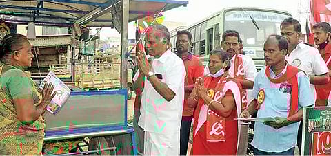 கோவை இருகூர் பேரூராட்சியில் மதச்சார்பற்ற முற்போக்கு கூட்டணி வேட்பாளர்களை ஆதரித்து வாக்கு சேகரிப்பில் ஈடுபட்ட மார்க்சிஸ்ட் கம்யூனிஸ்ட் கட்சியின் அரசியல் தலைமைக் குழு உறுப்பினர் ஜி.ராமகிருஷ்ணன் உள்ளிட்டோர்.