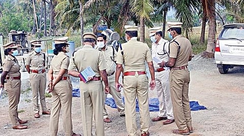 கொடைரோடு டோல்கேட் அருகே நிறுத்தப்பட்டிருந்த டாக்டர் சக்திவேலின் கார்.