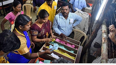 வாக்கு எண்ணிக்கை மையத்தை மாற்றக் கோரி அமமுக வேட்பாளர் தாக்கல் செய்த மனு தள்ளுபடி