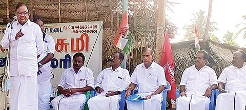 புதுக்கோட்டை மாவட்டம் கீரமங்கலத்தில் நேற்று நடைபெற்ற பிரச்சார கூட்டத்தில் பேசுகிறார் மத்திய முன்னாள் அமைச்சர் ப.சிதம்பரம்.