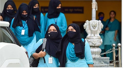 கர்நாடகாவில் போலீஸ் பாதுகாப்புடன் கல்லூரிகள் திறப்பு: ஹிஜாபுக்கு தடை விதித்ததால் மாணவிகள் வகுப்பு புறக்கணிப்பு