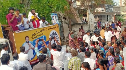 திண்டுக்கல் மாநகராட்சி 2-வது வார்டில் சுயேட்சை வேட்பாளரை ஆதரித்து பிரச்சாரம் செய்யும் நாட்டுப்புற பாடகர்கள் செந்தில்கணேஷ், ராஜலட்சுமி.