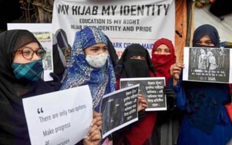 'ஹிஜாப் தடை, குர்ஆனை தடை செய்வதற்கு சமம்' - கர்நாடக உயர் நீதிமன்றத்தில் இஸ்லாமிய மாணவிகள்