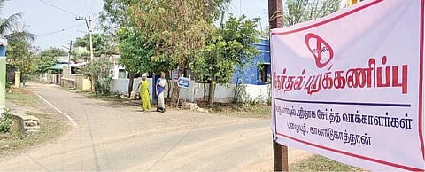 கானாடுகாத்தான் பேரூராட்சி பழையூர் பகுதியில் வைக்கப்பட்டுள்ள தேர்தல் புறக்கணிப்பு அறிவிப்பு பலகை.