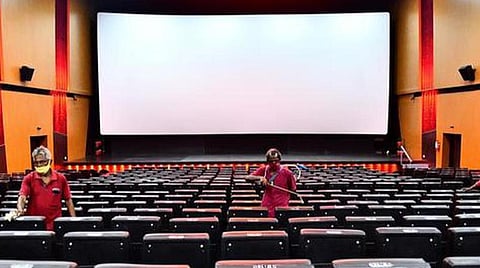 கரோனா பாதிப்பு, உள்ளாட்சித் தேர்தல் பணிகளால் ரசிகர்கள் வருகையின்றி ரத்து செய்யப்படும் சினிமா காட்சிகள்: ஈரோடு திரையரங்கு உரிமையாளர்கள் சோகம்