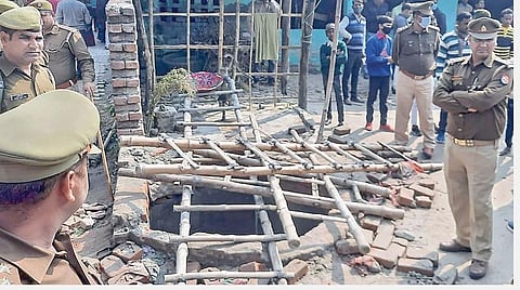 உத்தரபிரதேச கிராமத்தில் திருமண விழாவின்போது கிணற்றின் மீது போடப்பட்டிருந்த இரும்பு வலை உடைந்ததால் அதன் மீது அமர்ந்திருந்த 13 பேர் கிணற்றில் விழுந்து உயிரிழந்தனர். இறந்தவர்களின் உடல்கள் மீட்கப்பட்டு கிணற்றின் மீது தடுப்புகள் வைக்கப்பட்டுள்ளன. சம்பவ இடத்தை போலீஸார் பார்வையிடுகின்றனர்.