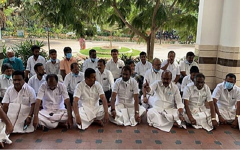 ஆட்சியர் அலுவலகத்தில் தர்ணா போராட்டத்தில் ஈடுபட்ட முன்னாள் அமைச்சர் எஸ்.பி.வேலுமணி தலைமையிலான அதிமுகவினர். படங்கள்: ஜெ.மனோகரன்