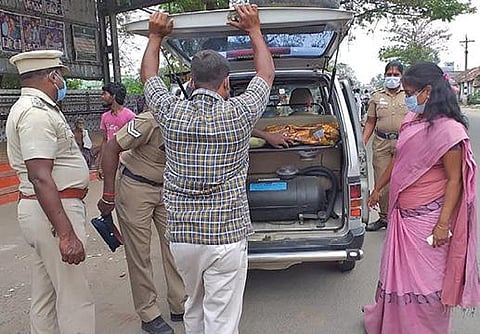 திருவெண்ணெய்நல்லூரிலிருந்து திருக்கோவிலூர் நோக்கி செல்லும் வாகனங்களை பறக்கும்படையினர் சோதனை செய்கின்றனர்.