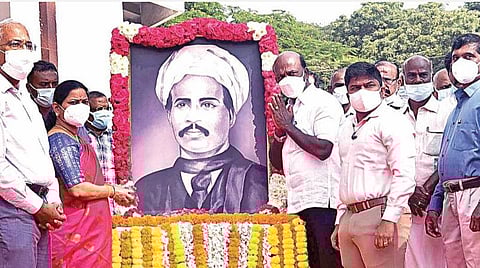 சுதந்திர போராட்ட வீரர் ‘சிந்தனைச் சிற்பி’ ம.சிங்காரவேலரின் 163-வது பிறந்த தினத்தையொட்டி, சென்னை ஆட்சியர் அலுவலக வளாகத்தில் அமைந்துள்ள அவரது சிலைக்கு அருகில் வைக்கப்பட்டிருந்த படத்துக்கு தமிழக அரசு சார்பில் சுகாதாரத் துறை அமைச்சர் மா.சுப்பிரமணியன் மலர்தூவி மரியாதை செலுத்தினார். உடன் தமிழ் வளர்ச்சி மற்றும் செய்தித் துறை செயலர் மகேசன் காசிராஜன், சென்னை மாவட்ட ஆட்சியர் ஜெ.விஜயா ராணி, செய்தி மக்கள் தொடர்புத் துறை இயக்குநர் வீ.ப.ஜெயசீலன் உள்ளிட்டோர். படம்: ம.பிரபு