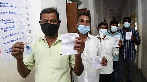 கோவை சிங்கானூரில் உள்ள வாக்குச்சாவடியில் ஆர்வத்துடன் காத்திருக்கும் பொதுமக்கள் | படம்: எம்.பெரியசாமி.