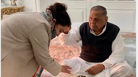 முலாயம் சிங்கிடம் ஆசி பெறும் அபர்ணா யாதவ்- கோப்பு படம்