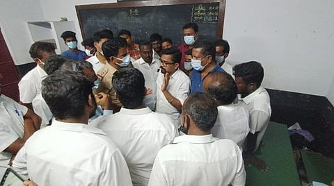 என் பெயரில் ஓட்டு போட்டது யார்? - கரூரில் வாக்காளர் போராட்டத்தால் 2 மணிநேரம் தடைபட்ட வாக்குப்பதிவு