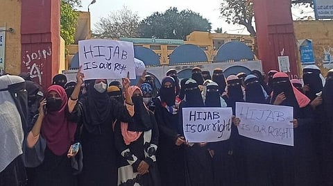 ஹிஜாப் விவகாரம்: தடையை மீறி போராடிய 10 மாணவிகள் மீது எஃப்ஐஆர் பதிவு