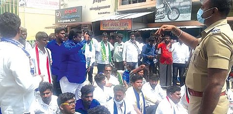 திண்டுக்கல்லில் ஆம்புலன்ஸில் வந்து வாக்களித்த வாக்காளர்- மறியல், வாக்குவாதத்துடன் நிறைவடைந்த வாக்குப்பதிவு