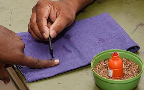 திருச்சியில் 2 முறை வாக்கு செலுத்திய திமுக வேட்பாளர்: தகுதி நீக்கம் செய்ய வேட்பாளர்கள் வலியுறுத்தல்