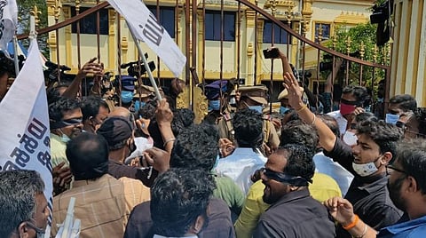 மறுவாக்குப்பதிவு நடத்த கோரி தேர்தல் ஆணையத்தை முற்றுகையிட்ட மக்கள் நீதி மய்யம் தொண்டர்கள்