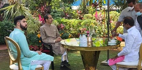 தனி விமானம்; போஸ்டர்; மதிய விருந்து... - சந்திரசேகர் ராவுக்கு பிரமாண்ட வரவேற்பு அளித்த சிவசேனா