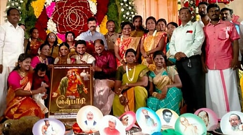 புதுக்கோட்டையில் தமிழறிஞர்களின் படைப்புகளை சீராக வழங்கிய வாட்ஸ்அப் குழுவினர்.