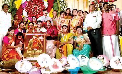 புதுக்கோட்டையில் நேற்று நடைபெற்ற ஒரு திருமண விழாவில் மணமக்களுக்கு தமிழறிஞர்களின் படைப்புகளை சீராக வழங்கிய வாட்ஸ்அப் குழுவினர்.