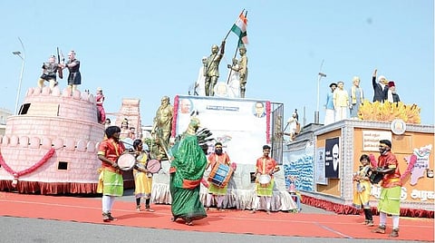 இந்திய விடுதலைப் போரில், தமிழக சுதந்திரப் போராட்ட வீரர்களின் பங்களிப்பை போற்றி, பெருமைப்படுத்தும் வகையில் சென்னையில் நடைபெற்ற குடியரசு தின விழாவில் பங்கேற்ற தமிழக அரசின் 3 அலங்கார ஊர்திகள் நேற்று முதல் பொதுமக்களின் பார்வைக்காக மெரினா கடற்கரையில் காட்சிப்படுத்தப்பட்டுள்ளன. படம்: க.பரத்