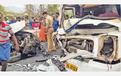 ஆண்டிபட்டி அருகே கார்-சுற்றுலா வேன் மோதலில் 3 பேர் உயிரிழப்பு