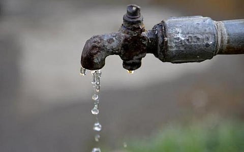 பொள்ளாச்சி: தண்ணீர் பிடிப்பதில் ஏற்பட்ட தகராறில் இளைஞரை கொலை செய்ததாக 10 பேர் கைது