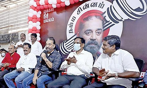 மக்கள் நீதி மய்யம் கட்சியின் 5-ம் ஆண்டு விழாவை முன்னிட்டு கட்சி அலுவலகத்தில் தொண்டர்கள் இடையே கட்சித் தலைவர் கமல்ஹாசன் உரையாற்றினார். உடன் நிர்வாகிகள்.படம்: க.பரத்