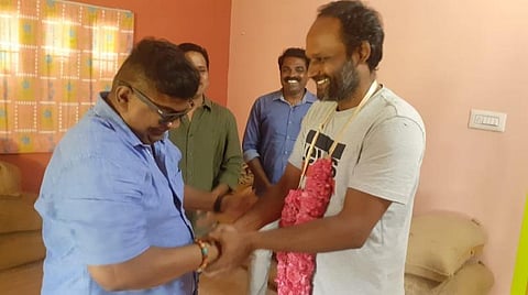 'கடைசி விவசாயி' இயக்குநர் மணிகண்டனை ஆரத்தழுவி பாராட்டிய மிஷ்கின்