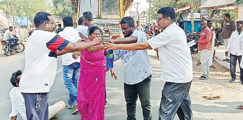 வந்தவாசி எம்எல்ஏ அலுவலகம் முன் தீக்குளிக்க முயன்ற திமுகவினர்.