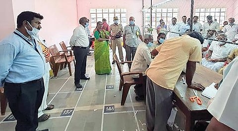 ராணிப்பேட்டை பொறியியல் கல்லூரியில் நடைபெற்ற பேரூராட்சிகளுக் கான வாக்குகள் எண்ணும் பணியை நேற்று ஆய்வு செய்த மாவட்ட ஆட்சியர் பாஸ்கர பாண்டியன். அருகில், தேர்தல் பொது பார்வையாளர் வளர்மதி உள்ளிட்டோர்.